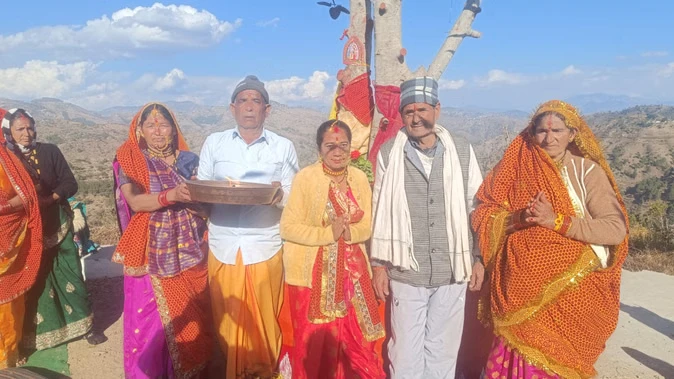 अल्मोड़ा में हुई अनोखी शादी: पीपल और वट के पेड़ बने वर-वधू