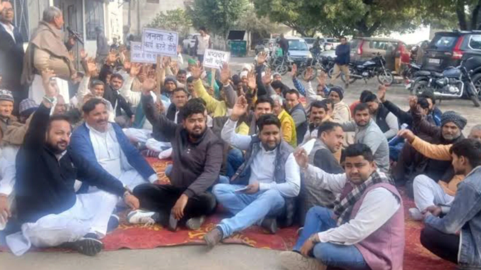 तहसील में भ्रष्टाचार के विरोध में वकीलों का आंदोलन पांचवें दिन भी जारी