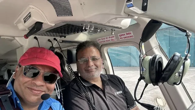 मुंबई-पुणे एक्सप्रेसवे पर जाम में फंसे उद्योगपति ने मंगवाया हेलीकॉप्टर, देखते रहे लोग