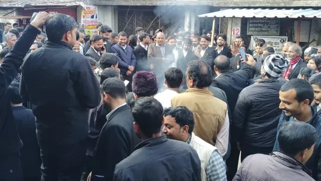 बाराबंकी में हाईकोर्ट वकील की पिटाई पर कोर्ट परिसर में हंगामा