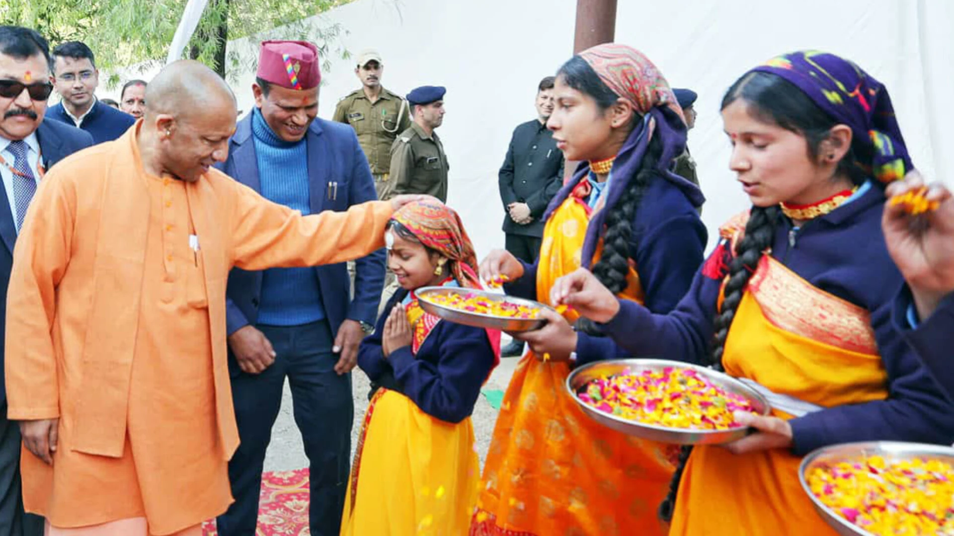 उत्तराखंड: गांव में सुबह भ्रमण पर निकले सीएम योगी, स्कूल में बच्चों से मिले