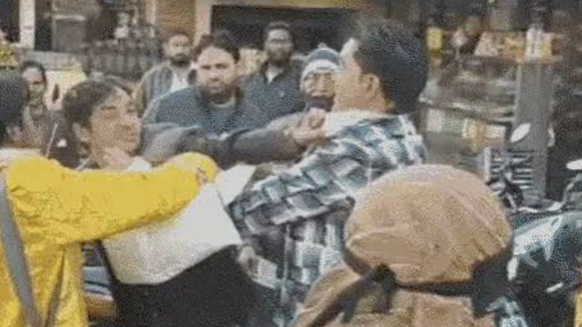 शिव चौक पर बैंड टीम में पैसों को लेकर हुई जमकर मारपीट, वीडियो वायरल