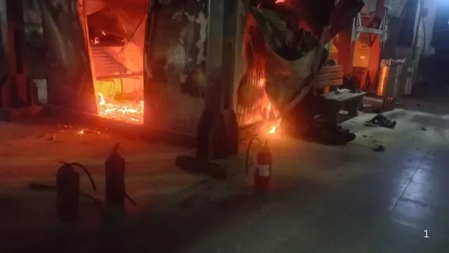 गाजियाबाद रेलवे स्टेशन पर आग से अफरा-तफरी, मचा हड़कंप