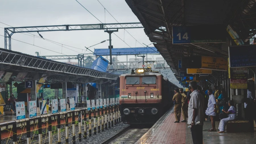 होली पर देशभर में आसान यात्रा, रेलवे चलाएगा हजारों स्पेशल ट्रेनें