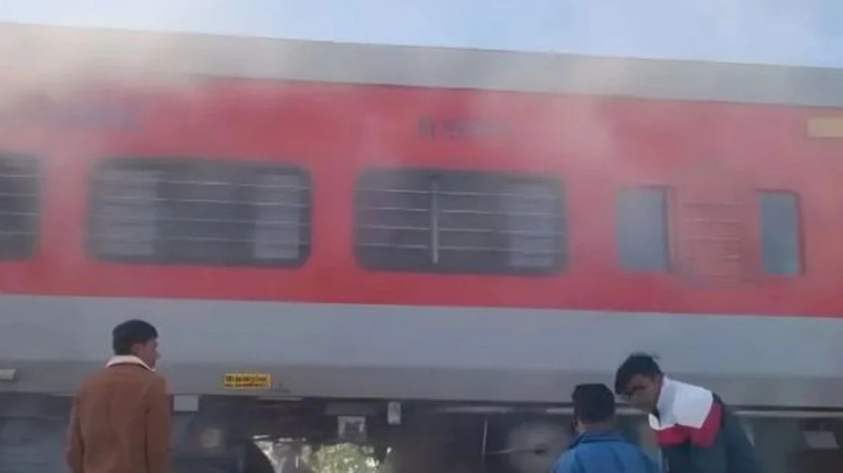 दिल्ली-जैसलमेर स्वर्ण नगरी एक्सप्रेस के S-2 कोच के नीचे लगी आग
