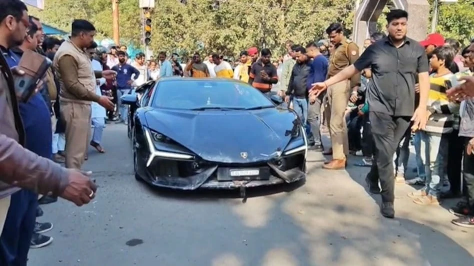 लेम्बोर्गिनी हादसा: कारोबारी पुत्र का एफआईआर में नहीं था नाम, थाना प्रभारी लाइन हाजिर