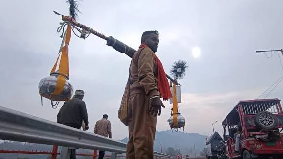 हरिद्वार: कांवड़ियों और पुलिस में झड़प, चंडी पुल से जाने की जिद पर विवाद