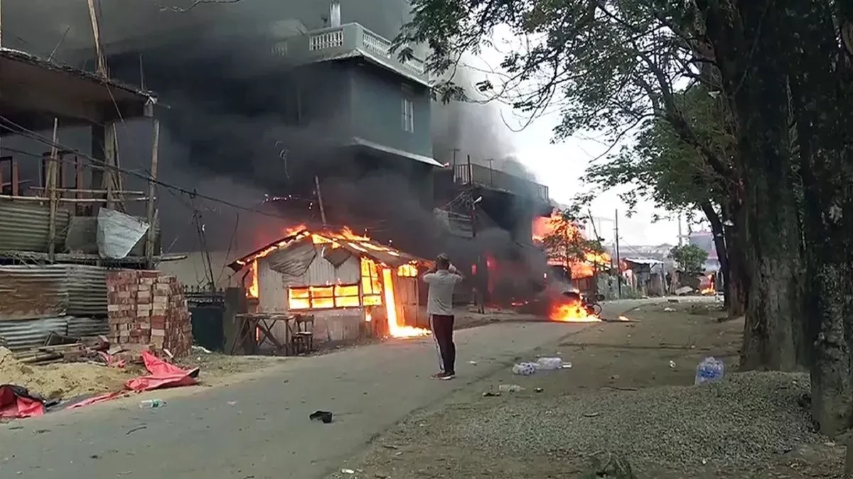 मणिपुर में फिर भड़की हिंसा, 30 घरों को लगाई आग, पांच दिनों के लिए इंटरनेट बंद