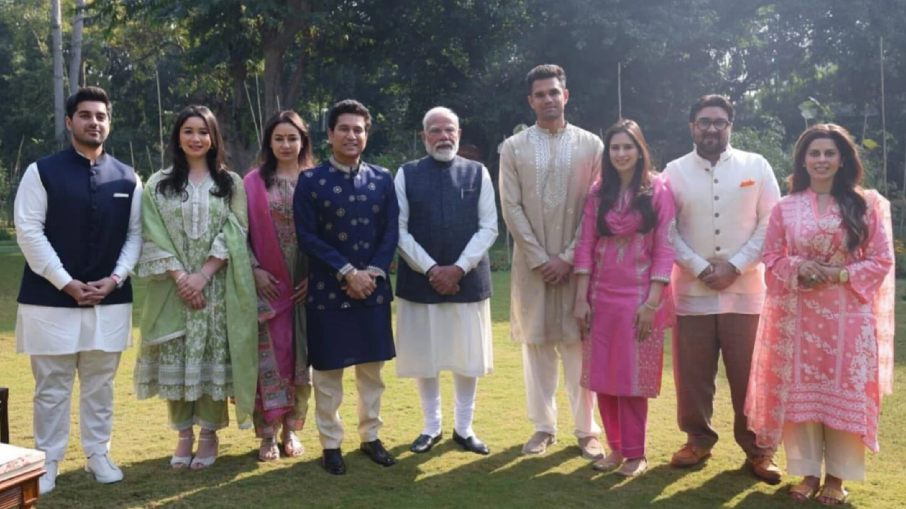 परिवार के साथ पीएम मोदी से मिले सचिन तेंदुलकर, बेटे अर्जुन की शादी में आने का दिया न्योता