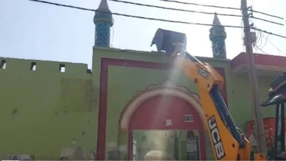 संभल में अवैध मदरसे पर चला बुलडोजर, सरकारी जमीन से हटाया अतिक्रमण