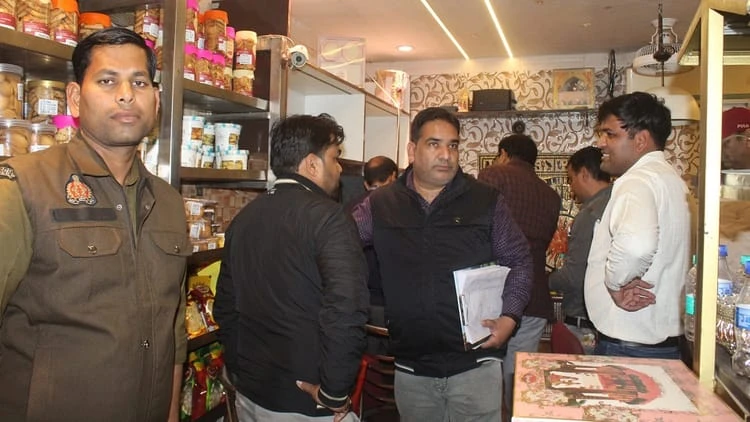 मेरठ: रोहताश ग्रुप के प्रतिष्ठानों पर जीएसटी टीम की बड़ी छापेमारी, मालिकों से पूछताछ