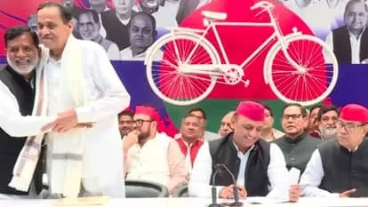 यूपी: सपा में शामिल हुए नसीमुद्दीन सिद्दीकी