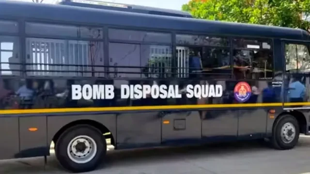 गुजरात के स्कूलों में बम धमकी से हड़कंप, पुलिस जांच में जुटी