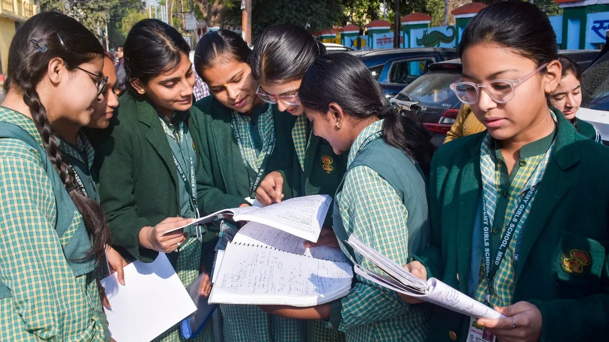 सीबीएसई ने कक्षा 10 की पहली बोर्ड परीक्षा को किया अनिवार्य, अनुपस्थित छात्र नहीं दे पाएंगे दूसरी परीक्षा