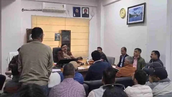 चारधाम यात्रा 2026: गढ़वाल आयुक्त ने होटल और ट्रांसपोर्ट एसोसिएशन से की बैठक