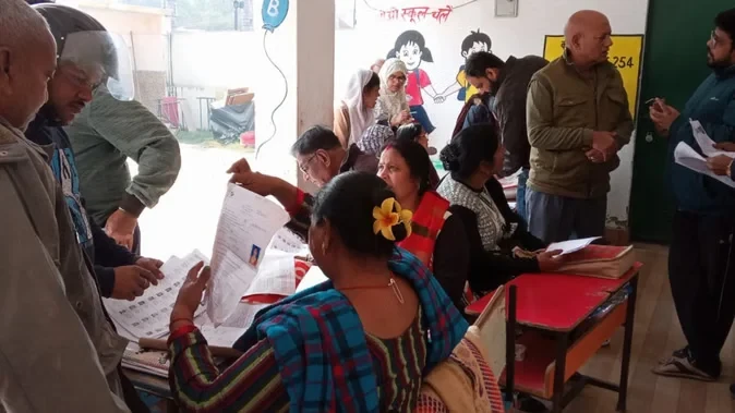 उत्तर प्रदेश में मतदाता सूची सुधारने का काम जारी, भेजे गए लाखों नोटिस