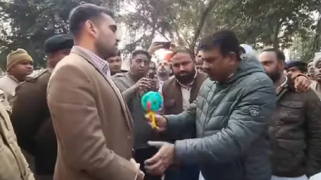 कैथल: एसडीएम को ‘झुनझुना’ थमाने के आरोप में कांग्रेस विधायक देवेंद्र हंस समेत पांच पर केस