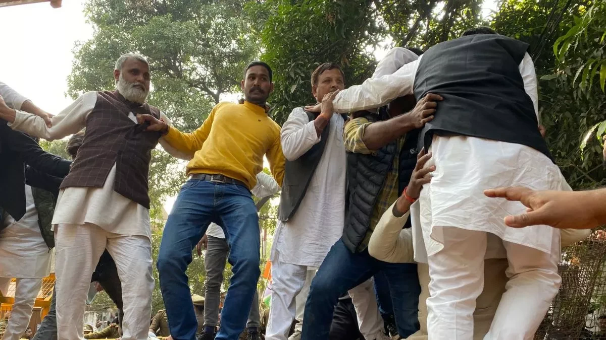 लखनऊ में कांग्रेस प्रदर्शन के दौरान पुलिस से झड़प, कई नेता हिरासत में