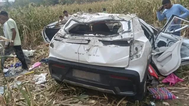 दाहोद-अहमदाबाद हाईवे पर एसयूवी दुर्घटना में तीन की मौत, खंभा भी टूटा