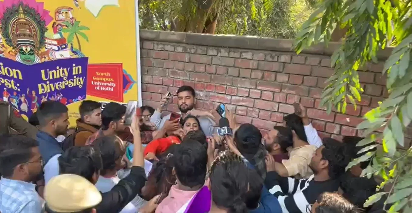 दिल्ली विश्वविद्यालय: एक महीने के लिए परिसर में सार्वजनिक प्रदर्शन और जुलूस पर रोक