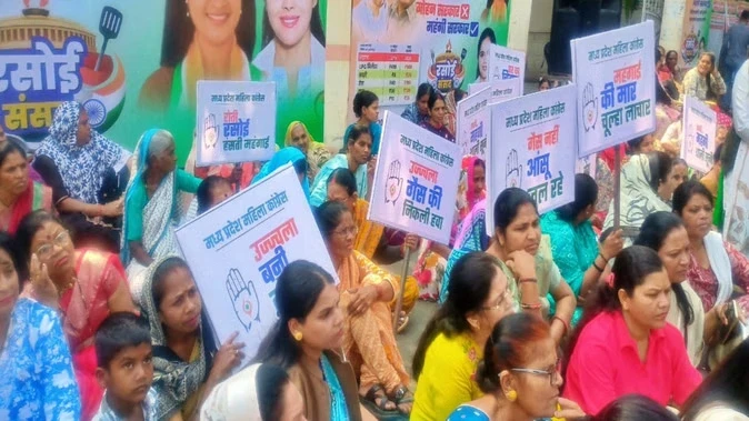 भोपाल में महिला कांग्रेस का अनोखा विरोध, महंगाई पर ‘रसोई संसद’ प्रदर्शन
