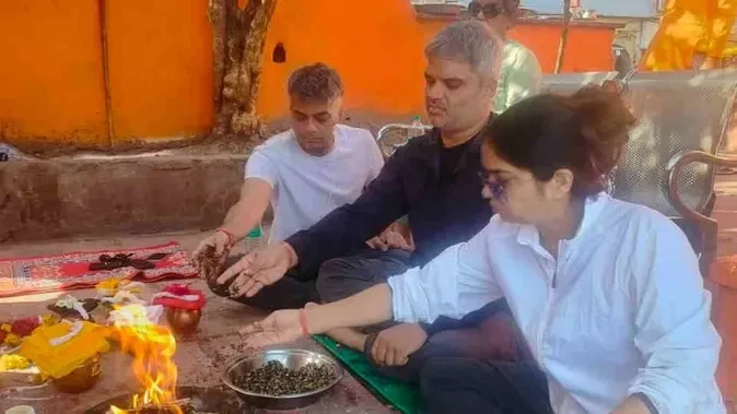 आनंद सागर की अस्थियां गंगा में विसर्जित, पोते शक्ति सागर ने किया कर्मकांड