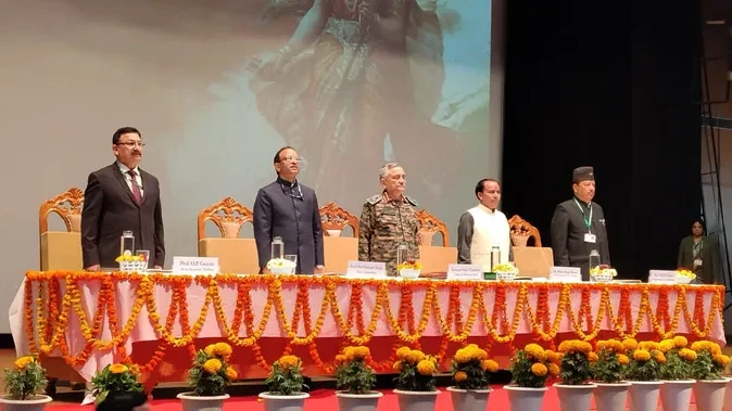 श्रीनगर गढ़वाल में सीडीएस अनिल चौहान का दौरा, छात्रों और ग्रामीणों में उत्साह