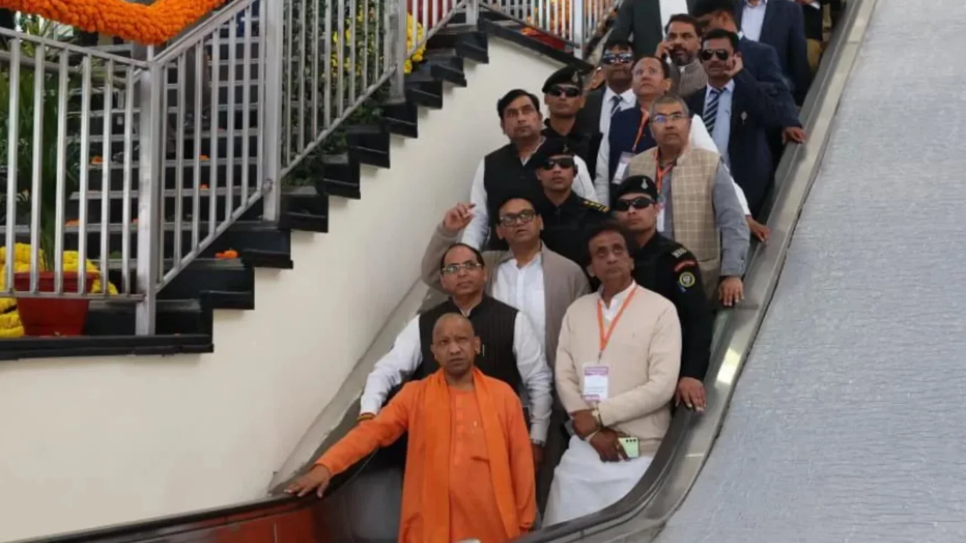 पीएम मोदी के आगमन से पहले सीएम योगी ने मेरठ में तैयारियों की समीक्षा की