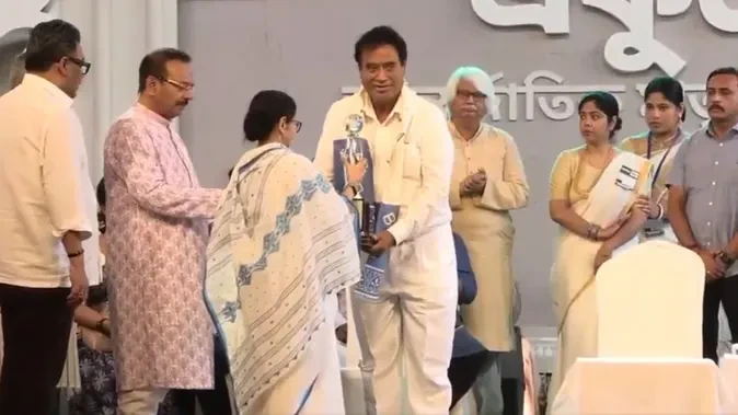ममता ने भाजपा सांसद को सम्मानित किया, सीपीएम नेता ने टीएमसी का दामन थामा