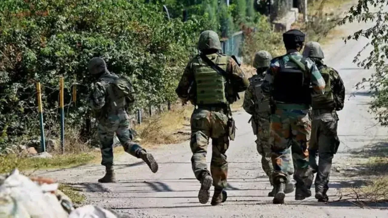 जम्मू-कश्मीर: किश्तवाड़ में दो संदिग्ध आतंकियों की तलाश, मुठभेड़ जारी
