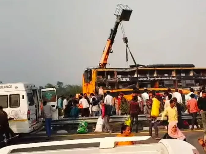 लखनऊ में बस हादसा: सात लोगों की मौत, कई घायल