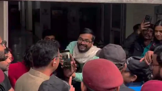 जेएनयू के स्कूलों में तालाबंदी, प्रोफेसरों को निकालने के लिए बुलानी पड़ी पुलिस
