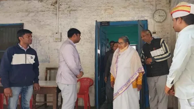 मुरादाबाद: माध्यमिक शिक्षा राज्यमंत्री गुलाब देवी ने बोर्ड परीक्षा केंद्रों का किया निरीक्षण