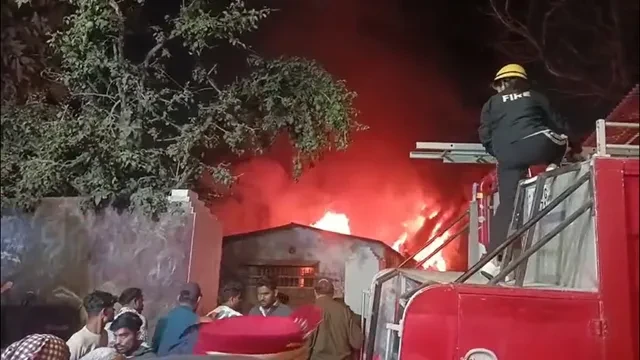 देहरादून में फर्नीचर वर्कशॉप में भीषण आग, दमकल की कई गाड़ियां मौके पर