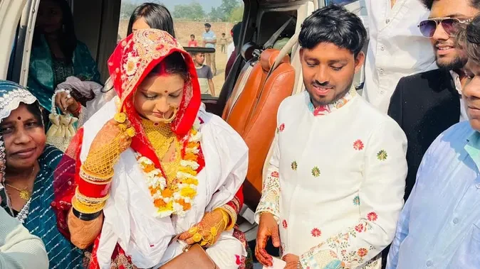 औरैया: अजीतमल में हेलीकॉप्टर से हुई दुल्हन की विदाई, शादी बनी यादगार