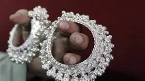 चांदी के दामों में गिरावट: आज सुबह 4000 रुपये प्रति किलो से अधिक की कमी