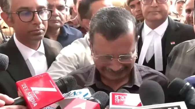 कोर्ट के फैसले के बाद रो पड़े केजरीवाल, पत्नी बोली- सच की हमेशा जीत होती है