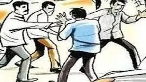 मेरठ में स्कूल बस पर हमला: बाइक सवार युवकों ने छात्र को पीटा, दी धमकी