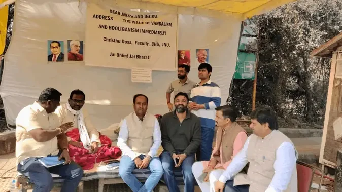 जेएनयू में बवाल के बीच फैकल्टी ने मोर्चा खोला, क्रिस्टु दास ने आमरण अनशन किया