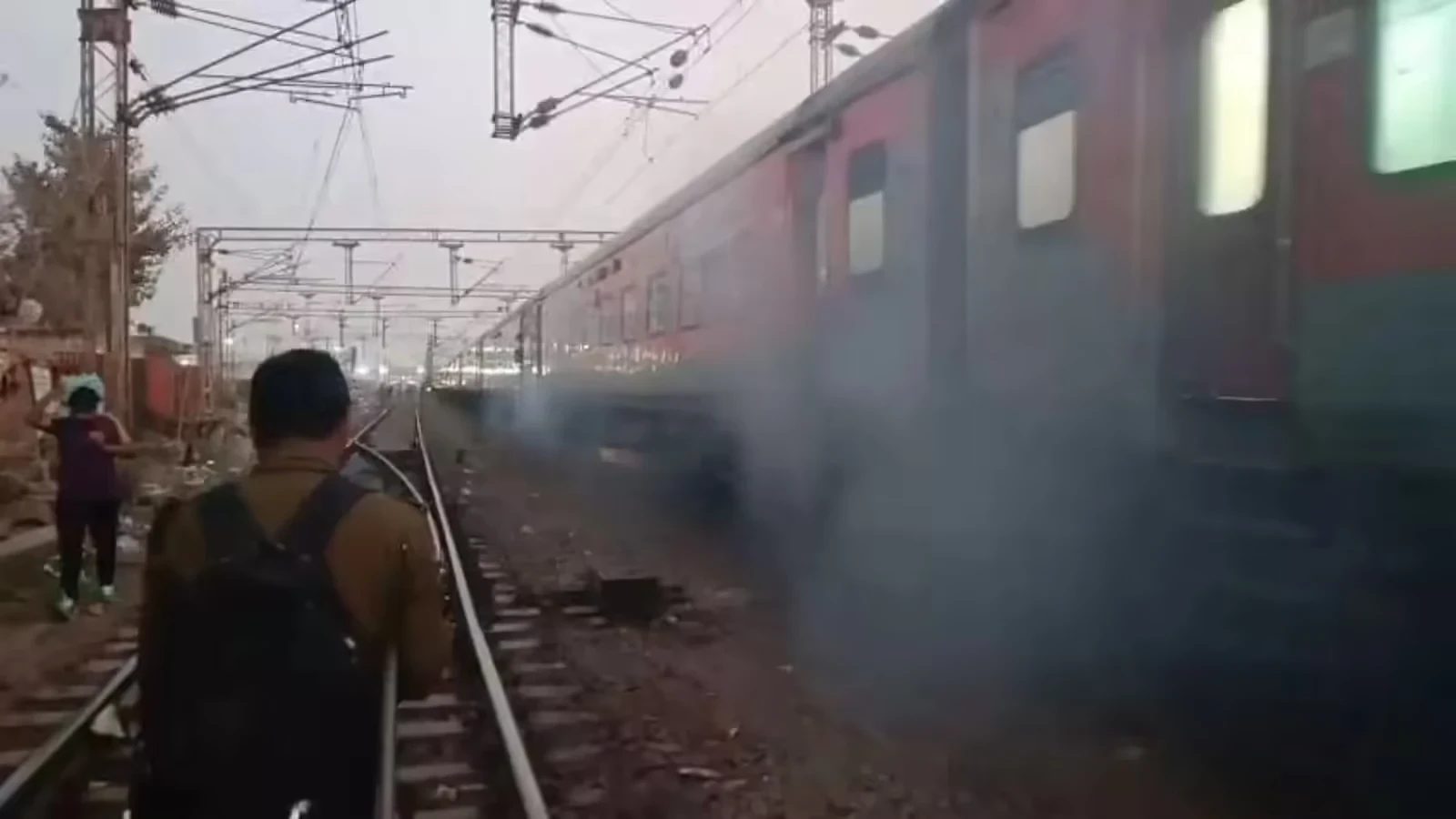 गाजियाबाद: लिच्छवी एक्सप्रेस के कोच में लगी आग, यात्री सुरक्षित बाहर निकाले गए