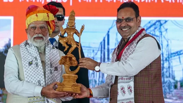पीएम मोदी ने अजमेर में युवाओं को दिए नियुक्ति पत्र और कांग्रेस पर हमला बोला