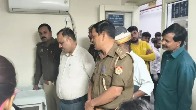 अयोध्या: अनियंत्रित बोलेरो ने स्कूल टेंपो को मारी टक्कर, आठ बच्चे घायल
