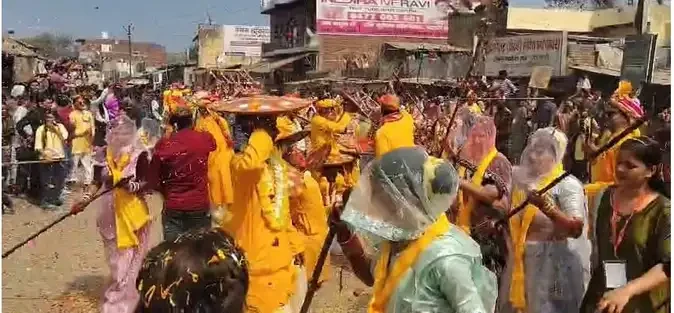 मथुरा: हुरियारों पर प्रेम भरी लाठियां, नौहझील में लठामार होली का भव्य आनंद