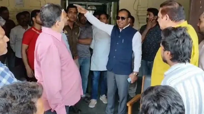 बागपत नगर पालिका में वेतन को लेकर धरना, सभासद और ईओ में तीखी बहस
