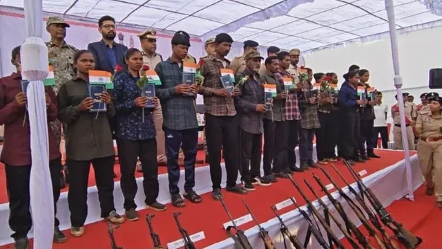 छत्तीसगढ़ के महासमुंद में 15 माओवादियों का हथियार सहित आत्मसमर्पण