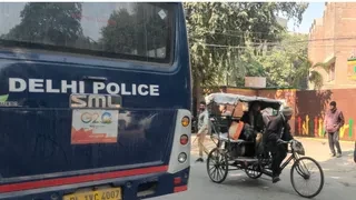 दिल्ली के 4 स्कूलों और एक्सिस बैंक को बम से उड़ाने की धमकी, सर्च ऑपरेशन जारी