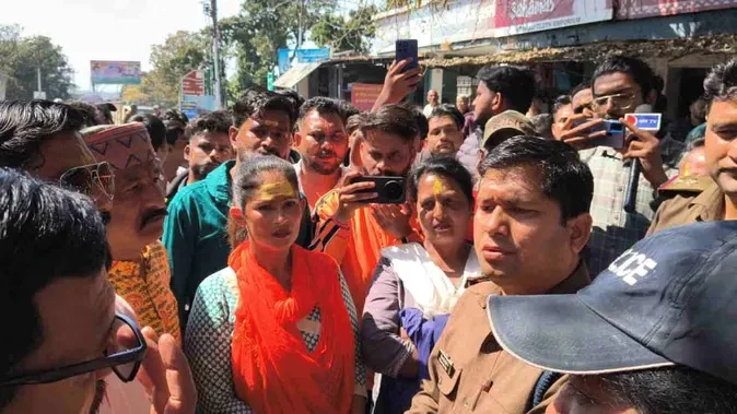 जौलीग्रांट में विवादित स्थल को लेकर हिंदू संगठनों का प्रदर्शन, पुलिस तैनात