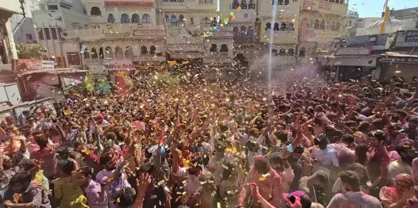 उदयपुर का जगदीश चौक रंगों में सराबोर, होली पर बिखरी खुशियों की बहार