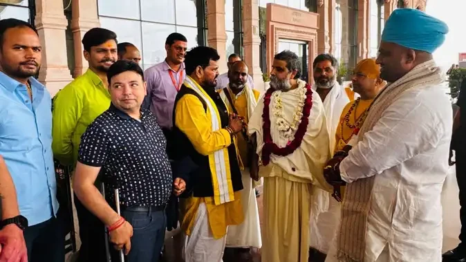 अबूधाबी में फंसे संत सकुशल अयोध्या लौटे, एयरपोर्ट पर हुआ भव्य स्वागत