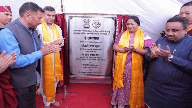 मुख्यमंत्री रेखा गुप्ता ने मोनेस्ट्री मार्केट में नए फुट ओवर ब्रिज की नींव रखी